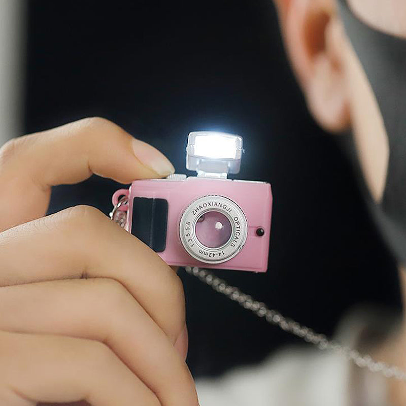 GlowCam Necklace : Luminous Camera Jewelry - Mag & Doudy