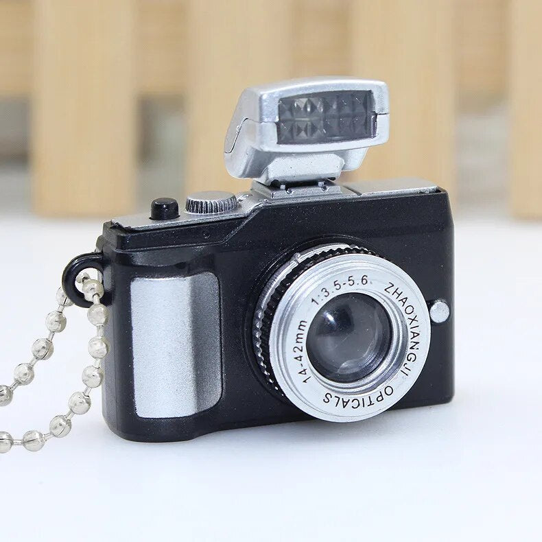 GlowCam Necklace : Luminous Camera Jewelry - Mag & Doudy