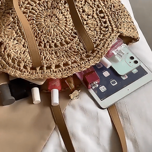 Spacious stylish travel bag