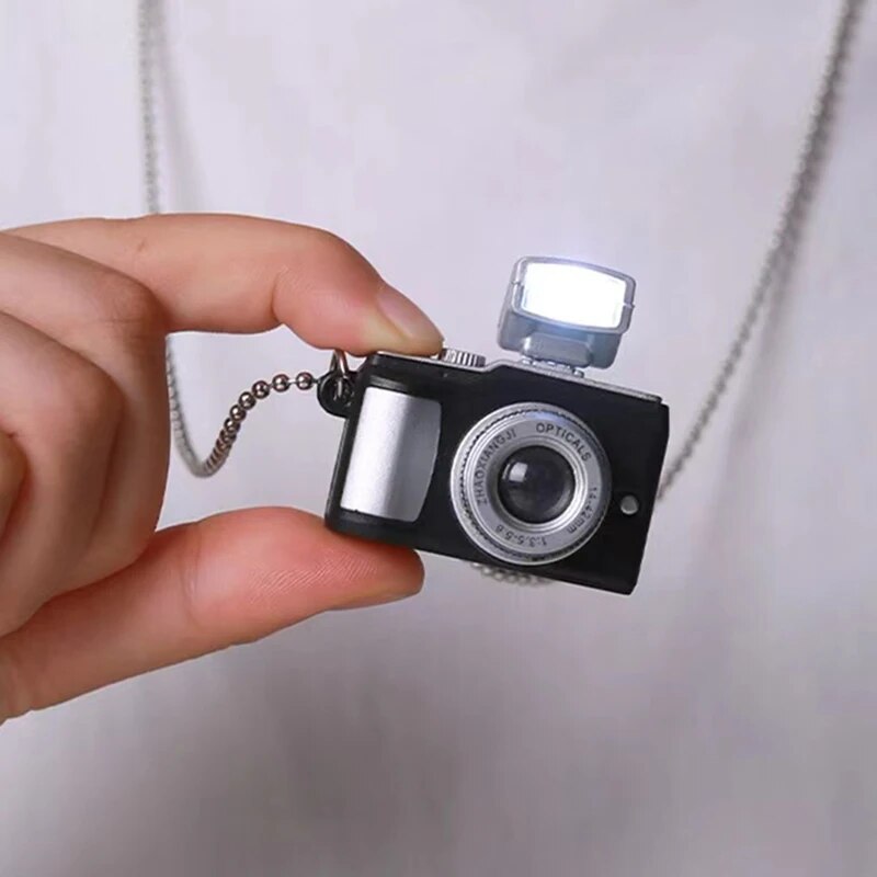 GlowCam Necklace : Luminous Camera Jewelry - Mag & Doudy